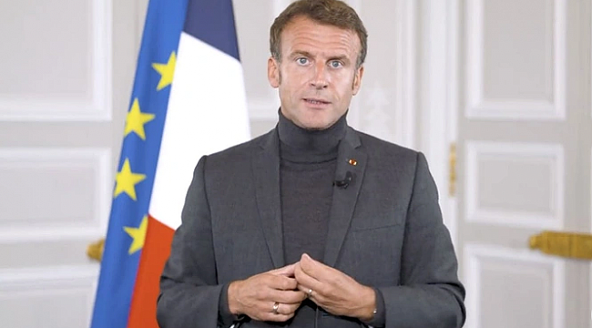 Emmanuel Macron enerji tasarrufu farkındalığı için boğazlı kazak giydi
