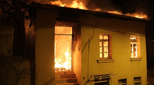 İzmir’de alevli gece: 3 katlı müstakil ev alev alev yandı