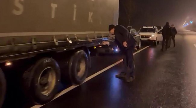 Durdurulan TIR'dan 133 kaçak göçmen çıktı