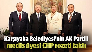 Karşıyaka Belediyesi'nin AK Partili meclis üyesi CHP rozeti taktı