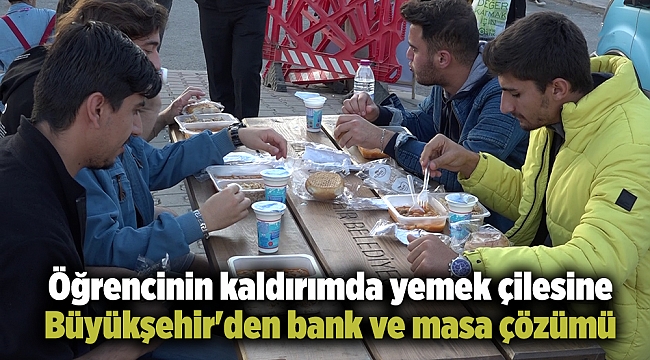 Öğrencinin kaldırımda yemek çilesine Büyükşehir&#039;den bank ve masa çözümü