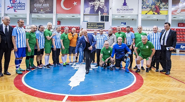 Basın Ligi’nin dostluk maçında başlama vuruşu Başkan Soyer’den