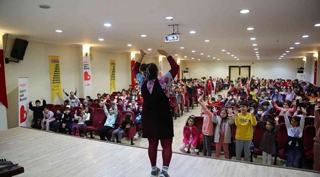 Bayraklılı çocuklar tiyatroyu sevdi