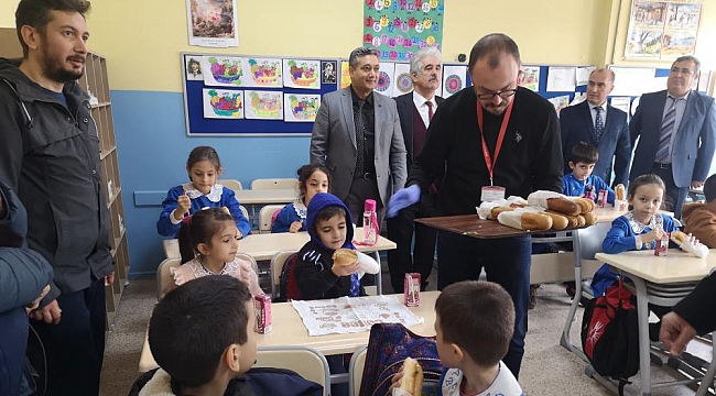 Dikili'de öğrencilere balık ekmek dağıtıldı