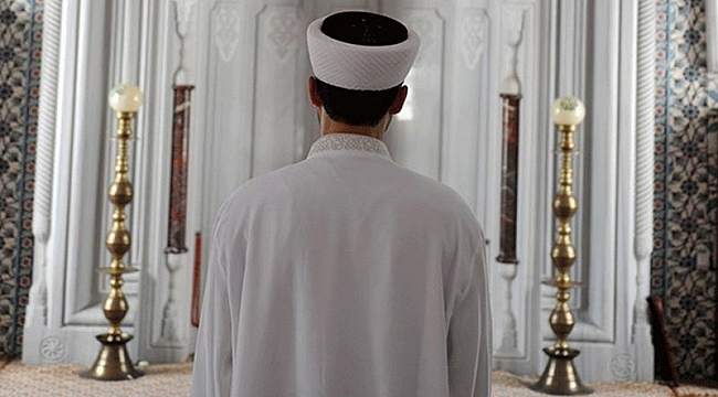 İmam caminin içinde bulunan odada eşi tarafından bir kadınla basıldı