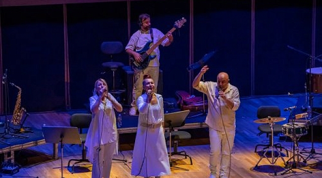 İzmir&#039;de Kardeş Türküler rüzgarı esti