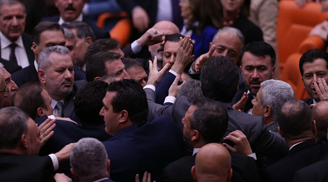 Meclis&#039;te tansiyon yükseldi! Birbirlerinin üzerine yürüdüler