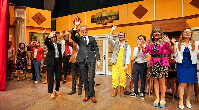 Sahne Tozu Tiyatrosu, “Sosyal Market”e destek için sahneye çıktı