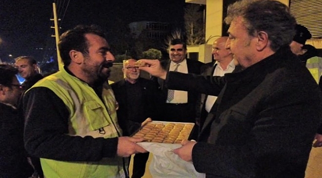 Başkan İduğ’dan gece asfalt çalışması yapan işçilere tatlı sürpriz