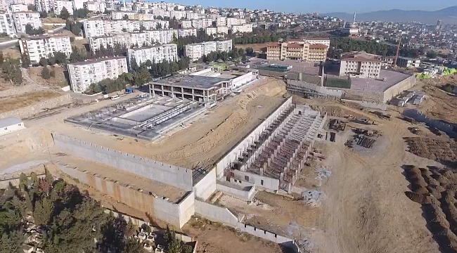 Karabağlar Gençlik ve Spor Merkezi’nin yarısı tamamlandı