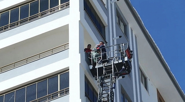 16'ncı günde kurtarma! Ağır hasarlı evde mahsur kaldılar