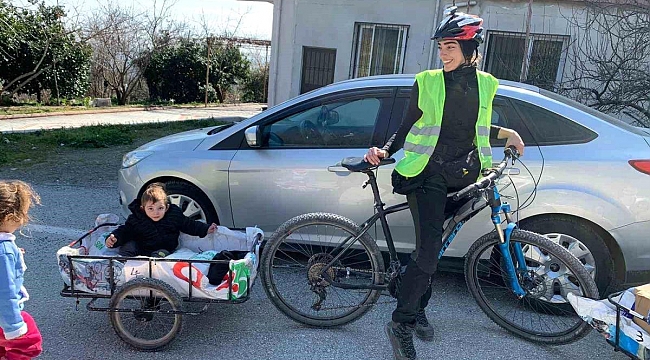 Bisikletiyle 'umut' dağıttı