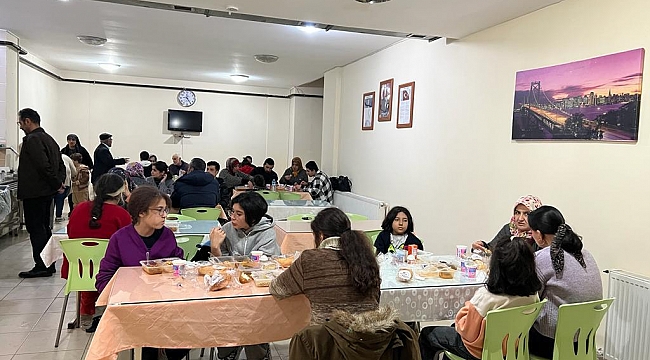 İzmir'e gelen depremzedelere Büyükşehir'den uzanan yardım eli