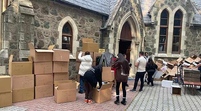 Kilise, Depremzedeler İçin Yardım Merkezine Dönüştü