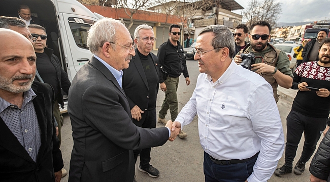 Kılıçdaroğlu deprem bölgesinde Konak Belediyesi çadırını ziyaret etti