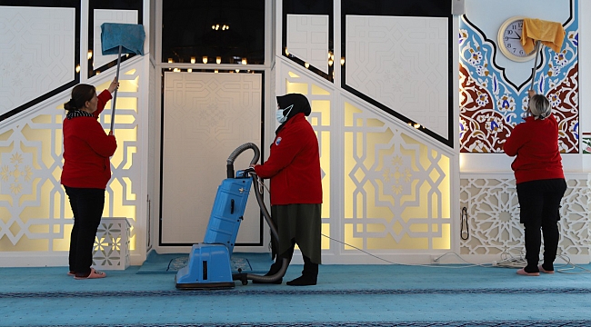 Menderes Belediyesi’nden Ramazan öncesi camii temizliği