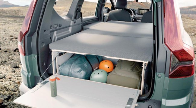 Otomobili yatak odasına çeviriyor