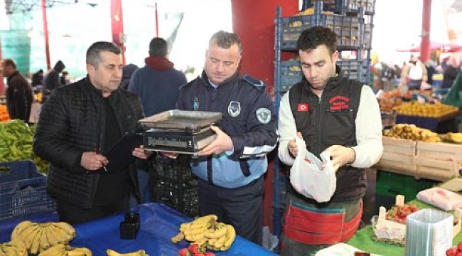 Bayraklı Belediyesi zabıta ekipleri Pazaryeri denetiminde