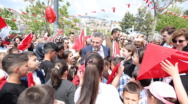 Bayraklı&#039;da binlerce çocukla 23 Nisan coşkusu!