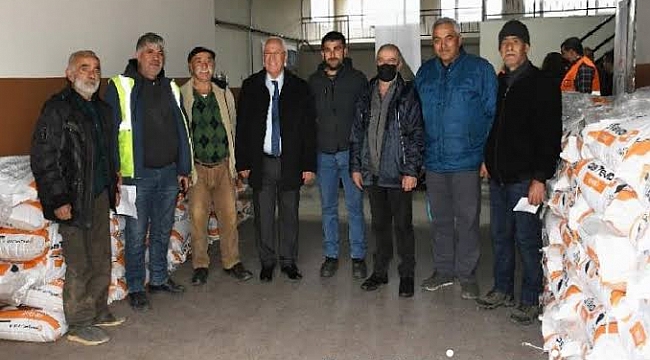 Karabağlar Belediyesi üreticilerin yanında