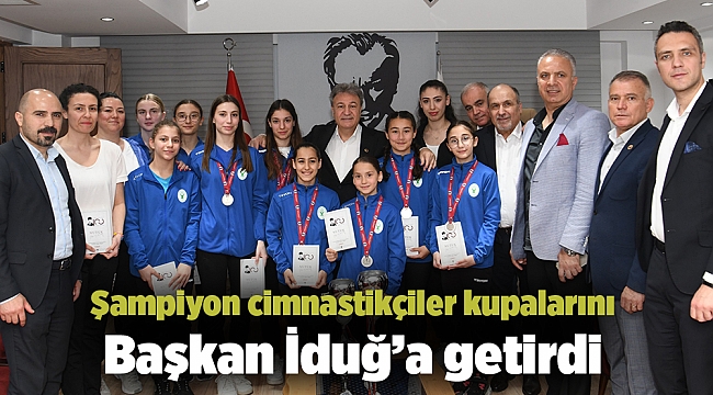 Şampiyon cimnastikçiler kupalarını Başkan İduğ'a getirdi