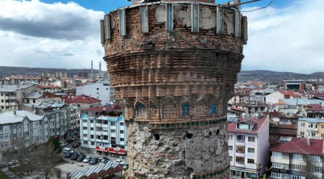 Ulu Cami&#039;nin eğri minaresindeki &#039;kufi&#039; yazılar restore edilecek