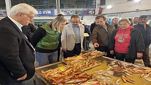 Bakan Kasapoğlu, İzmir Balık Hali'ni ziyaret etti