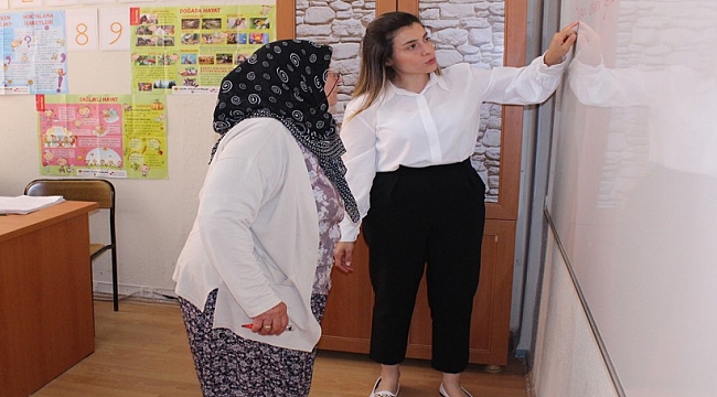 Depremzede öğretmenler, Seferihisar'da kadınlara okuma yazma öğretiyor