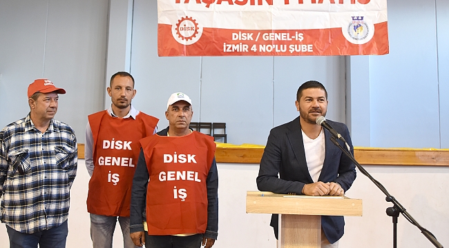 Foça Belediye Başkanı ve Belediye çalışanları 1 Mayıs'ı kutladı