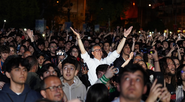 Gaziemirli gençler, Duman'la bayramlarını kutladı