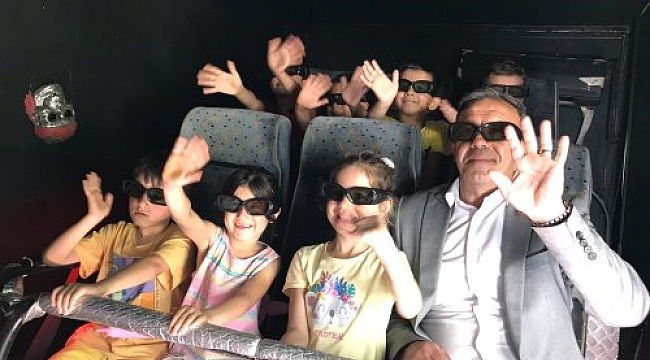Başkan Yılmazlar, çocuklarla 12D sinema izledi