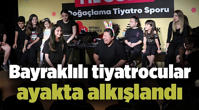 Bayraklılı tiyatrocular ayakta alkışlandı