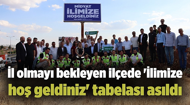 İl olmayı bekleyen ilçede 'İlimize hoş geldiniz' tabelası asıldı