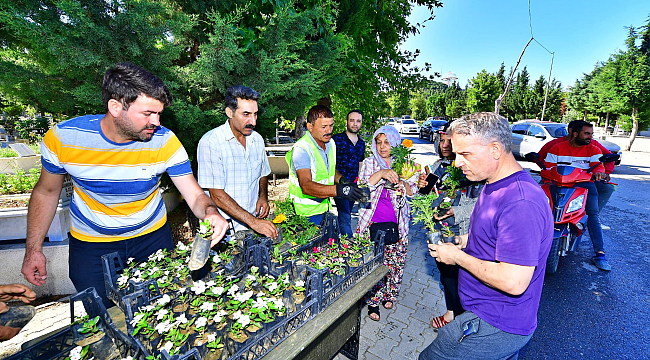 İzmir Büyükşehir Belediyesi’nden mezarlıklarda çiçek sürprizi