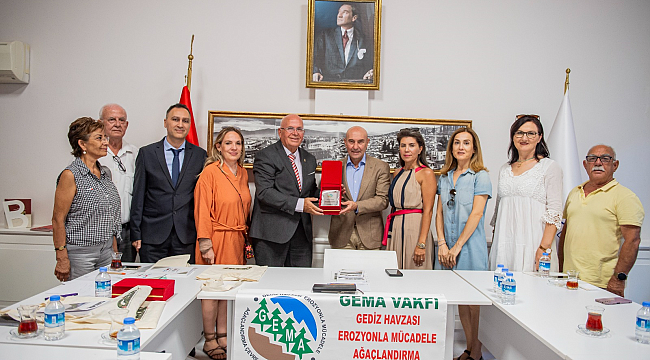 Başkan Soyer’e GEMA Vakfı’ndan plaket