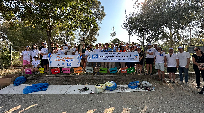 İzmir'de gençlerden deniz çöpü izleme etkinliği