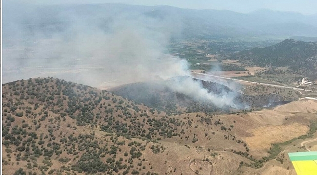 İzmir Kiraz&#039;da tarlada başlayan yangın ormana sıçradı
