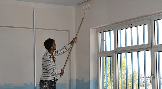 Karabağlar Belediyesi'nden okullara bakım onarım desteği