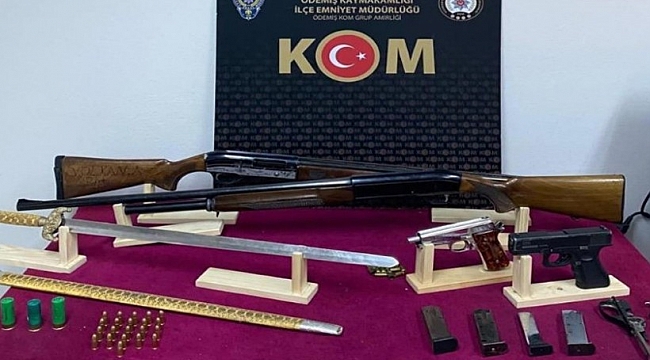 Ruhsatsız silahların bulunduğu eve polis baskını