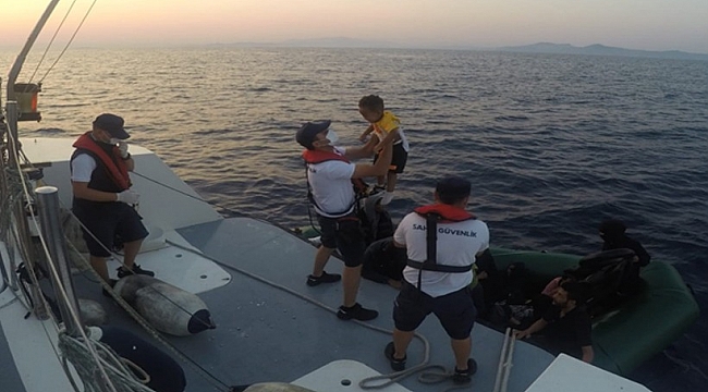 Yunanistan&#039;ın geri ittiği göçmenleri Sahil Güvenlik ekipleri kurtardı