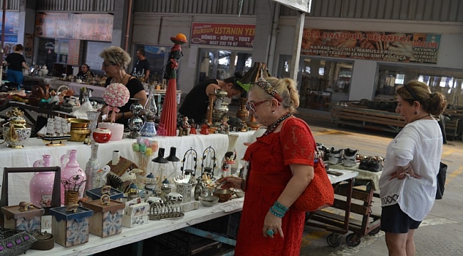 Aliağa&#039;daki antika pazarı vatandaşları geçmişe götürüyor