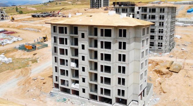Bakan Özhaseki: 180 bin deprem konutu yükseliyor