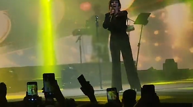 Sahneye atılan çakmak, ünlü şarkıcı Fatma Turgut&#039;un kafasına isabet etti