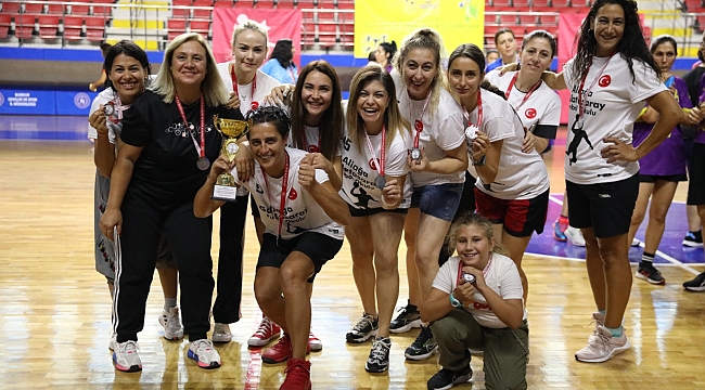 Aliağa Veteran Kadın Hentbol Takımlarından Çifte Kupa