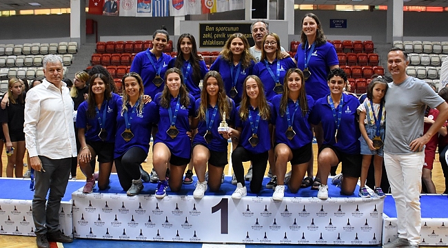 Dostluk turnuvasında kupa İzmir'in