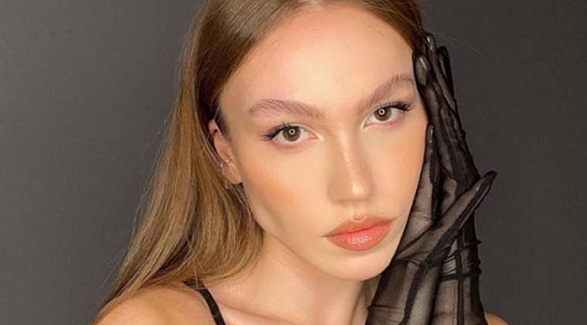 Duygu Özaslan dünya trendine uydu! Külotla defileye gitti