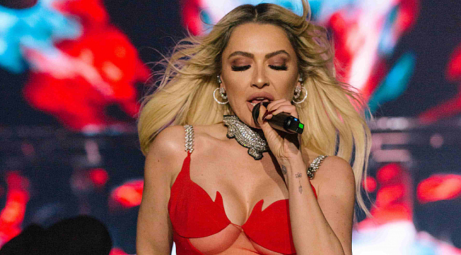 Hadise konserinde annesinden bahsederken gözyaşlarına hakim olamadı