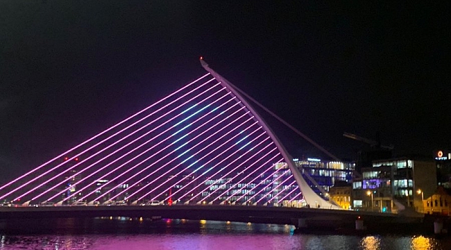 İrlanda'da Samuel Beckett Köprüsü, Türk Bayrağı'yla aydınlatıldı.