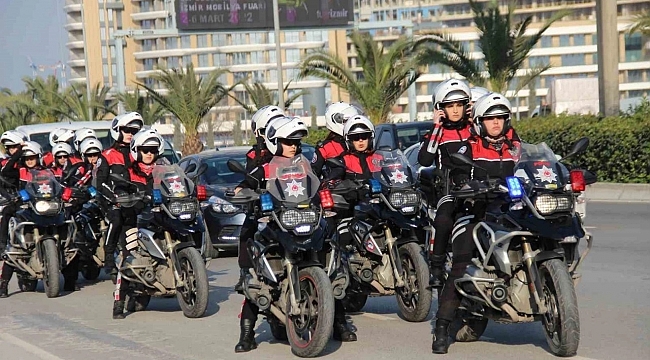 İzmir&#039;de yunus polisler vatandaşlara güven veriyor