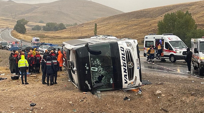 Sivas'ta yolcu otobüsü devrildi, 7 kişi öldü, 40 kişi yaralandı